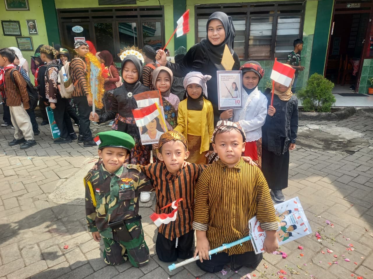 PERINGATAN HARI PAHLAWAN KEGIATAN PAWAI DAN DRAMA KOLOSAL MI RAUDLATUL MUTA’ALLIMIN