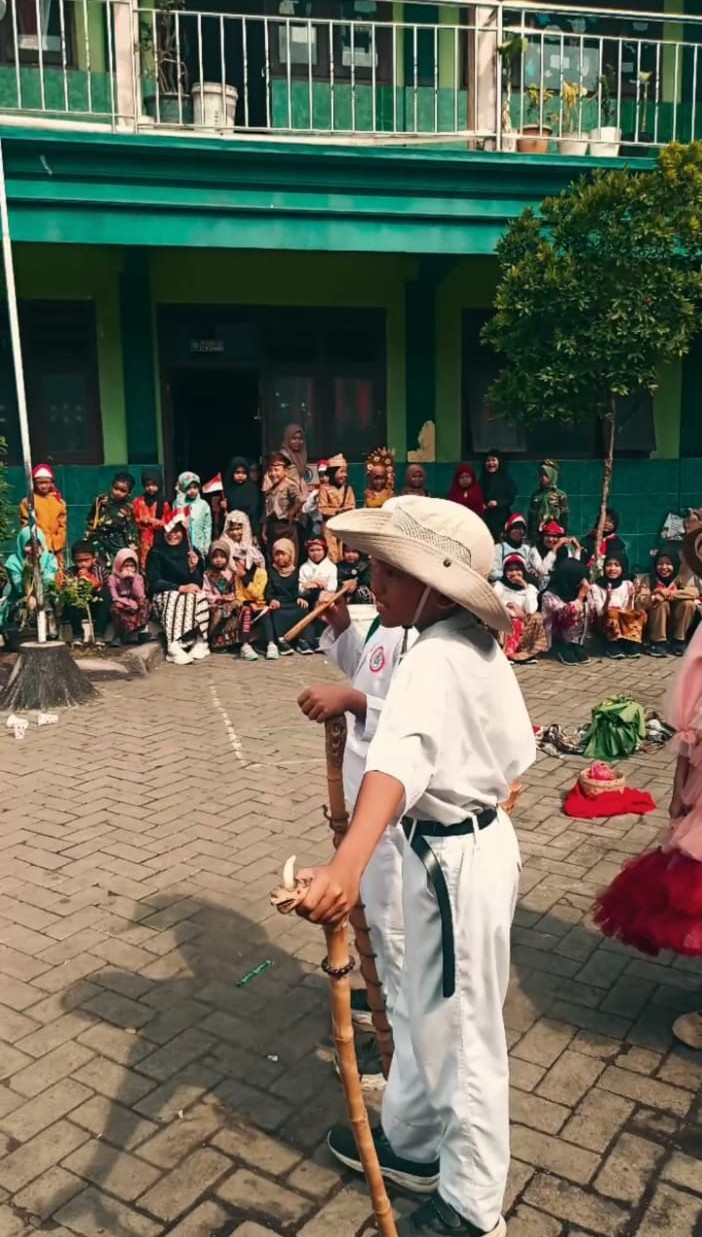 PERINGATAN HARI PAHLAWAN KEGIATAN PAWAI DAN DRAMA KOLOSAL MI RAUDLATUL MUTA’ALLIMIN