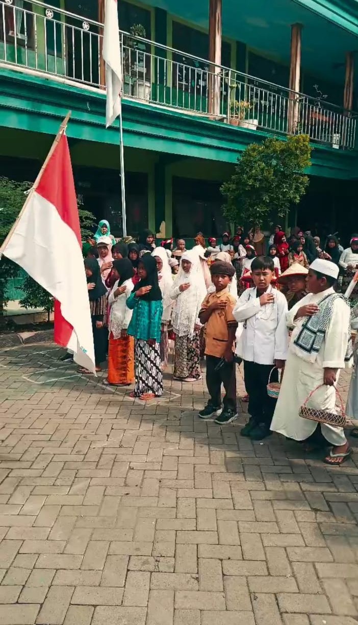 PERINGATAN HARI PAHLAWAN KEGIATAN PAWAI DAN DRAMA KOLOSAL MI RAUDLATUL MUTA’ALLIMIN