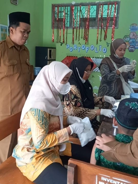 Kolaborasi Madrasah dan Layanan Kesehatan untuk Penguatan Imun Anak: Pelaksanaan Imunisasi TD dan DT di MI Raudlatul Muta’allimin 1 Tahun 2025