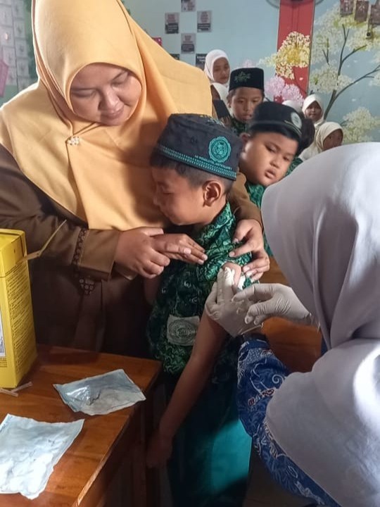 Kolaborasi Madrasah dan Layanan Kesehatan untuk Penguatan Imun Anak: Pelaksanaan Imunisasi TD dan DT di MI Raudlatul Muta’allimin 1 Tahun 2025