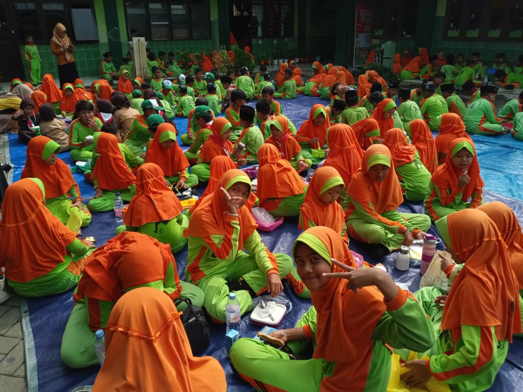 Gerak, Bersih, dan Makan Sehat: Momen Seru Pasca Asesmen di MI Raudlatul Muta&rsquo;allimin 1