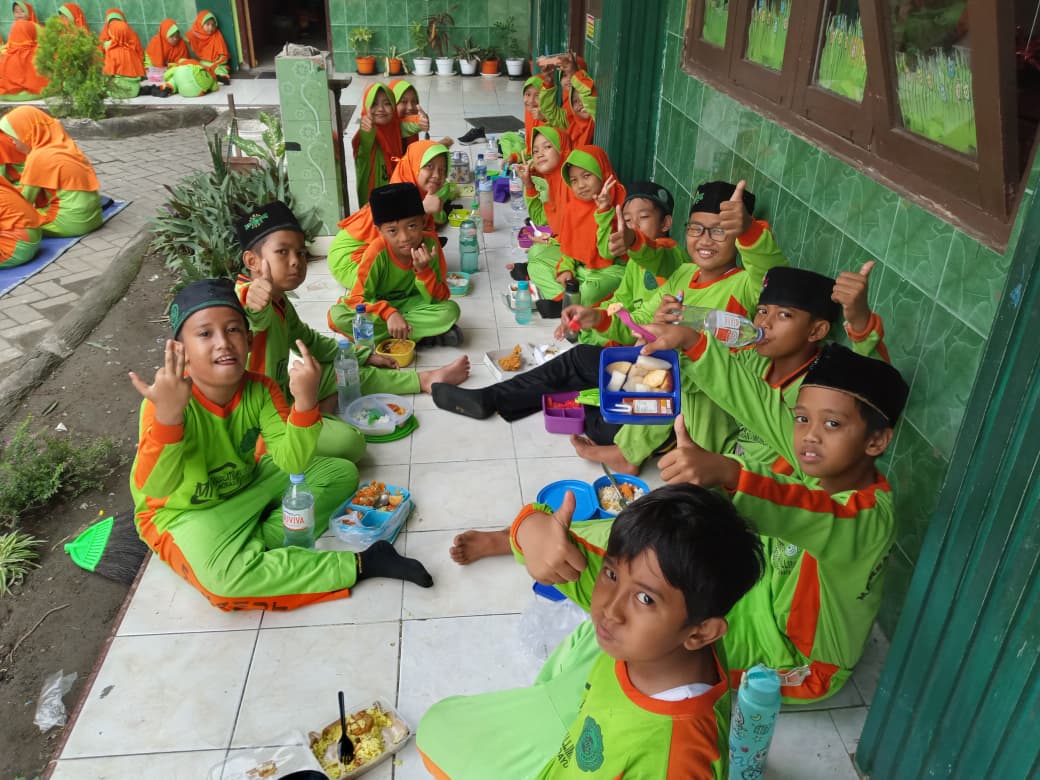 Gerak, Bersih, dan Makan Sehat: Momen Seru Pasca Asesmen di MI Raudlatul Muta&rsquo;allimin 1