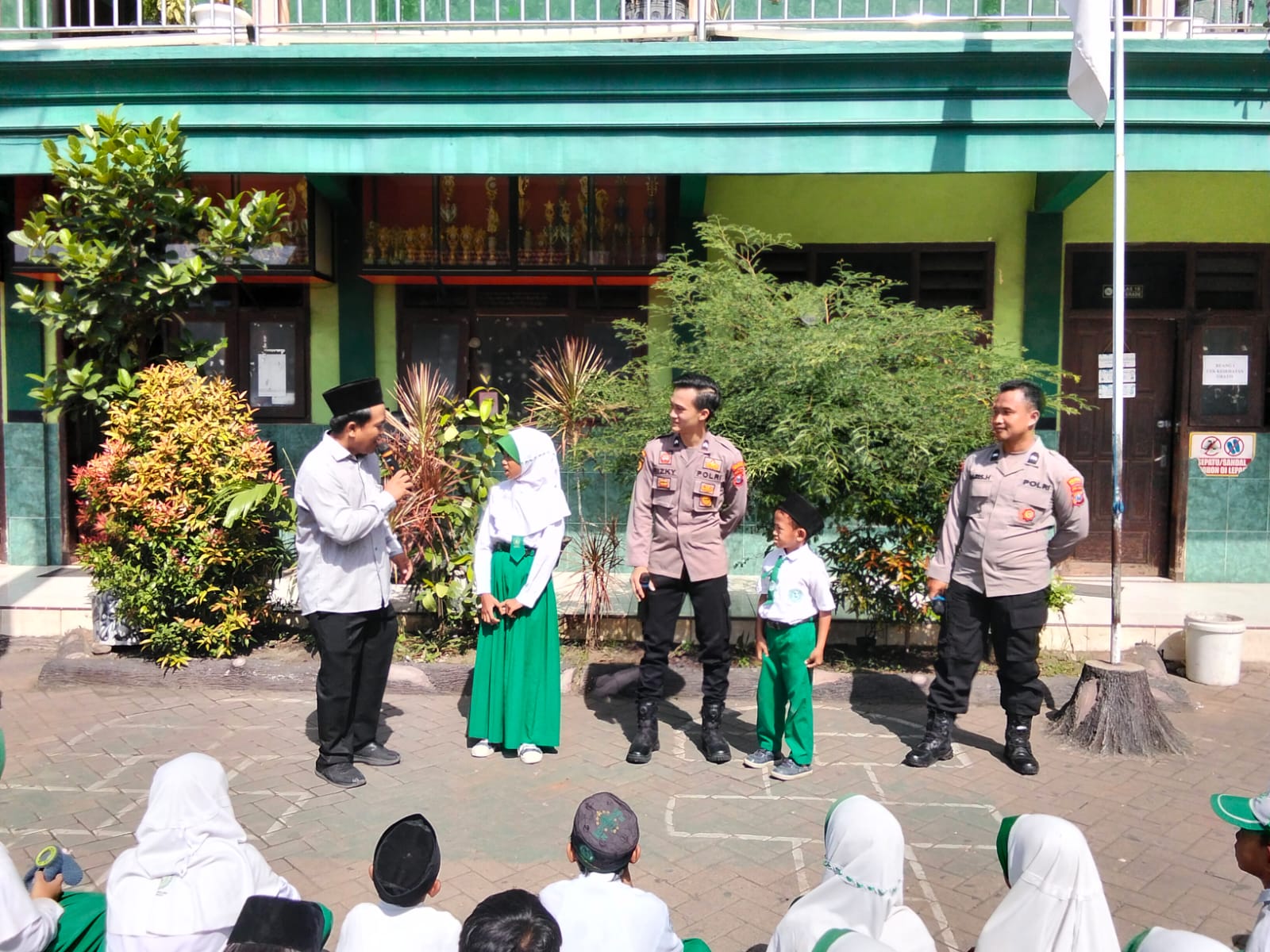 Menumbuhkan Cita-Cita Sejak Dini melalui Career Day: Inspirasi Profesi Kepolisian