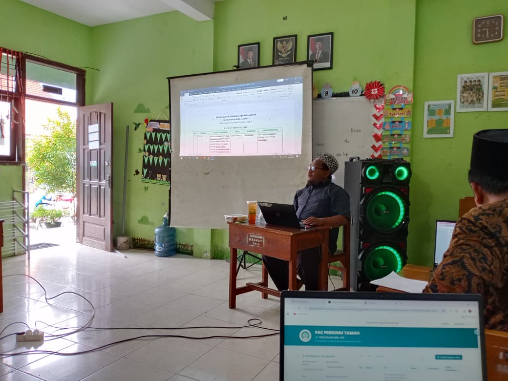 Smart Teacher, Smart Learning: Pelatihan AI sebagai Penguatan Kompetensi Guru Era Digital