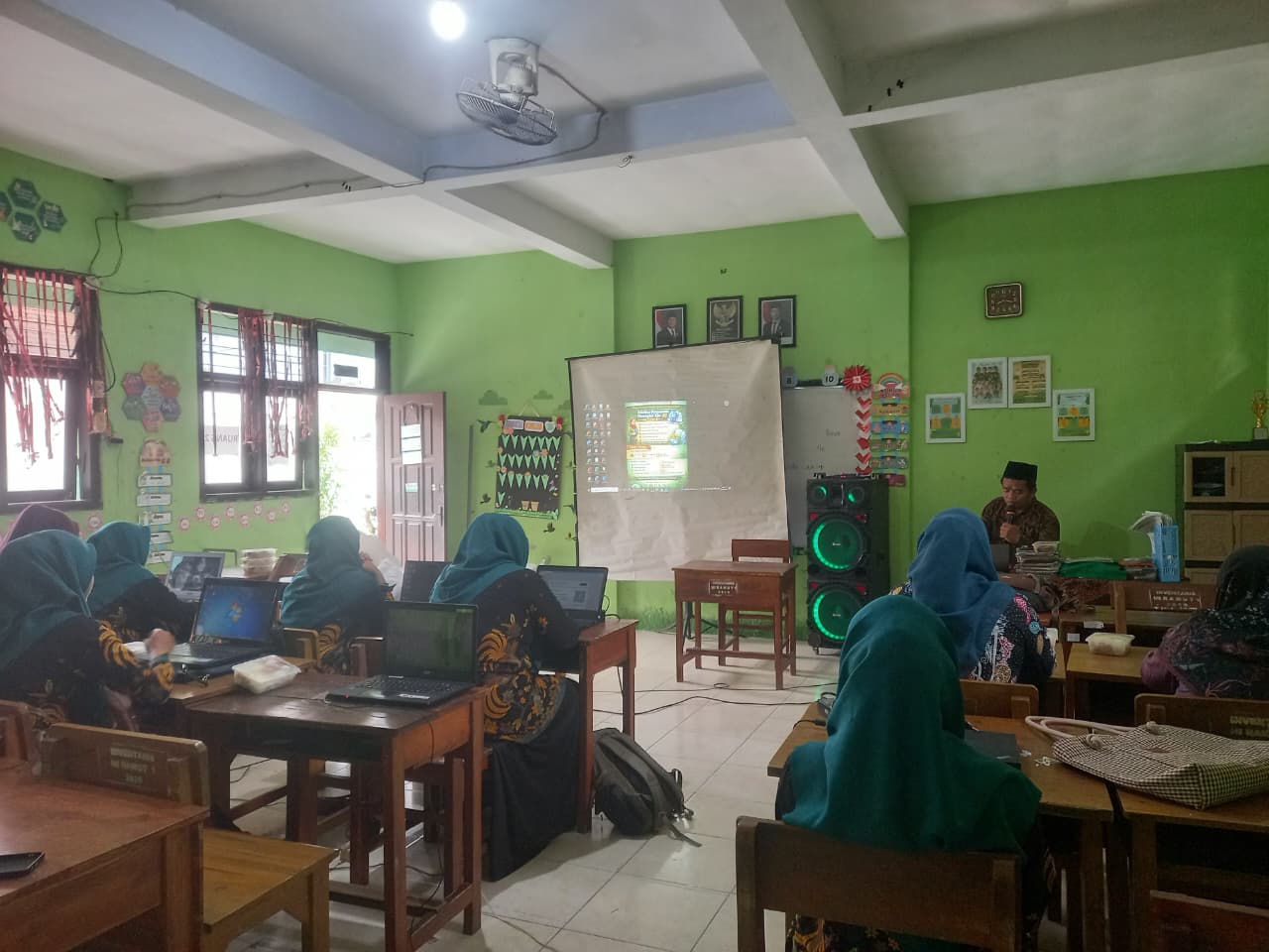 Smart Teacher, Smart Learning: Pelatihan AI sebagai Penguatan Kompetensi Guru Era Digital
